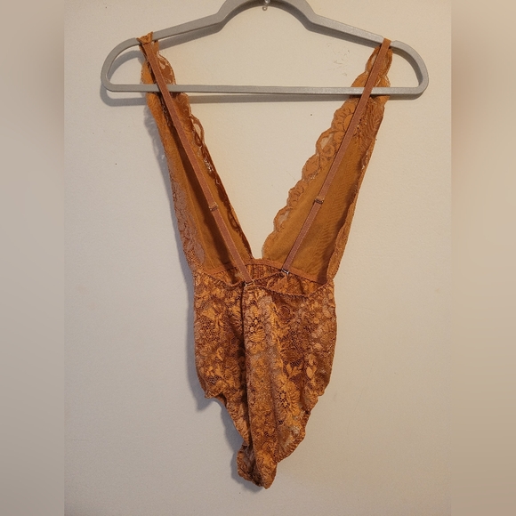 Free People Intimately Hot As Hell Sexy Deep V Lace Lingerie Bodysuit Medium NWT - Picture 9 of 10